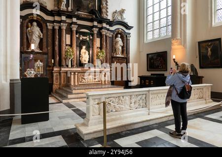 Belgique, Flandre, Bruges, onze-Lieve Vrouwekerk, église notre-Dame, visiteur admirant la sculpture Madone et enfant de Michaelangelo Banque D'Images