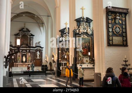 Belgique, Flandre, Bruges, onze-Lieve Vrouwekerk, église notre-Dame, allée latérale avec Madone et enfant de Michaelangeo Banque D'Images