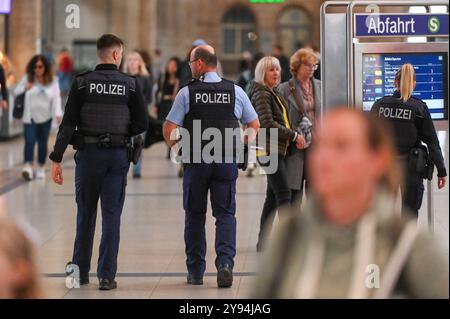 Leipzig Hauptbahnhof 2024 08.10.2024 Leipzig Hauptbahnhof Im Foto : Vier Beamte der Bundespolizei Bundespolizisten laufen Streife im Hauptbahnhof Leipzig Leipzig Hauptbahnhof Sachsen Deutschland *** Leipzig Central Station 2024 08 10 2024 Leipzig Central Station 20241008 Banque D'Images