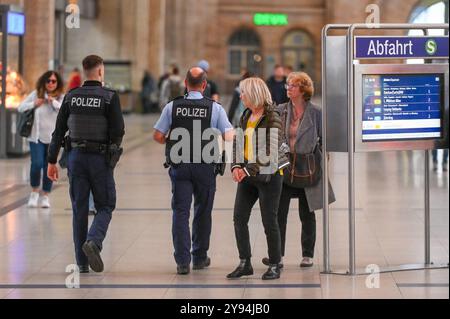 Leipzig Hauptbahnhof 2024 08.10.2024 Leipzig Hauptbahnhof Im Foto : Vier Beamte der Bundespolizei Bundespolizisten laufen Streife im Hauptbahnhof Leipzig Leipzig Leipzig Hauptbahnhof Sachsen Deutschland *** Leipzig Central Station 2024 08 10 2024 Leipzig Central Station Leipzig sur la photo quatre officiers de la police fédérale en patrouille de Leipzig Central Station Leipzig Leipzig Leipzig Leipzig Leipzig Leipzig Leipzig Leipzig Leipzig Leipzig Leipzig-Central Station Leipzig leaxnahnax 20241008 leaxtbahnax Banque D'Images