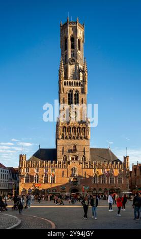 Belgique, Flandre, Bruges, Grote Markt, clocher de Belfort en fin d'après-midi ensoleillé Banque D'Images