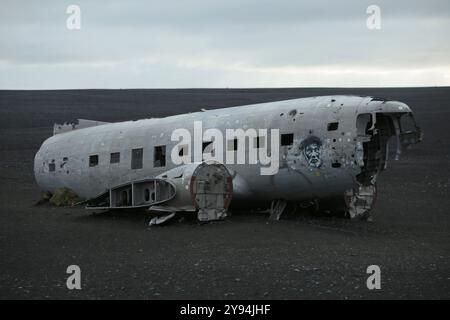 Photo de paysage sur l'Islande, naufrage de l'avion DC-3 sur Sólheimasandur Banque D'Images