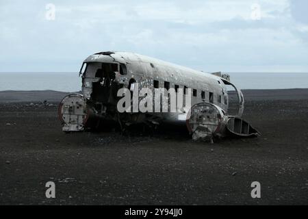 Photo de paysage sur l'Islande, naufrage de l'avion DC-3 sur Sólheimasandur Banque D'Images