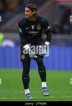 Milan, Italie. 5 octobre 2024. Yann Sommer du FC Internazionale ajuste ses leggings lors du match de Serie A à Giuseppe Meazza, Milan. Le crédit photo devrait se lire : Jonathan Moscrop/Sportimage crédit : Sportimage Ltd/Alamy Live News Banque D'Images