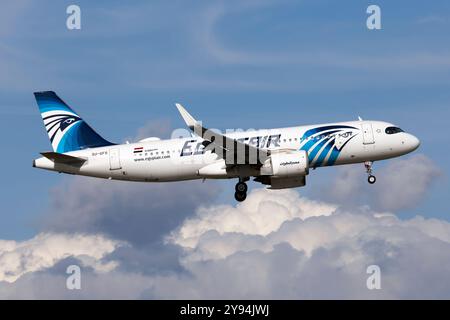 Rome, Italie. 26 avril 2024. Un Airbus 320 NEO EgyptAir atterrissant à l'aéroport de Rome Fiumicino. NEO étant grec pour «nouveau», ainsi qu'un acronyme pour «nouveau moteur optionâ (crédit image : © Fabrizio Gandolfo/SOPA images via ZUMA Press Wire) USAGE ÉDITORIAL SEULEMENT! Non destiné à UN USAGE commercial ! Banque D'Images