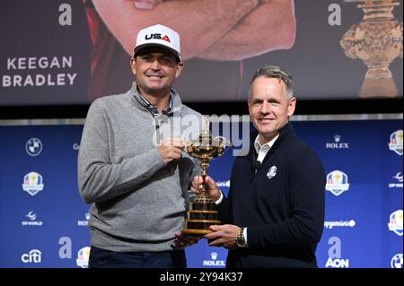 New York, États-Unis. 08 octobre 2024. (G-d) Keegan Bradley de Team USA et Luke Donald de Team Europe posent avec le trophée de la Ryder Cup alors qu'ils assistent à la conférence de presse des capitaines Ryder Cup Year To Go 2025 au New York Times Center, New York, NY, le 8 octobre 2024. (Photo par Anthony Behar/Sipa USA) crédit : Sipa USA/Alamy Live News Banque D'Images