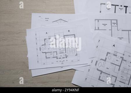 Différents dessins architecturaux sur table en bois, vue de dessus Banque D'Images