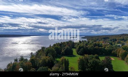 Possenhofen, Bayern, Deutschland, 08. Oktober 2024 : Ein Herbsttag mit Föhn BEI Possenhofen Landkreis Starnberg. Hier der Blick auf den Starnberger See, die Roseninsel und die Alpenkette im Hintergrund, langsam ziehen Wolken auf da Wetterumschwung , Herbst, herbstlich, Laubfärbung, Färbung, sonne, sonnig, Wärme, geniessen, Blätterfärbung, Herbstlich, Bayern, Oberbayern, Fuenfseenland, Fünfseenland *** Possenhofen, Bavière, Allemagne, 08 octobre 2024 une journée d'automne avec Föhn près du district de Possenhofen Starnberg ici la vue sur le lac Starnberg, l'île Rose et la chaîne alpine en arrière-plan, Banque D'Images