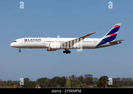 Rome, Italie. 27 juillet 2024. Un Boeing 787-9 Dreamliner de LATAM Airlines atterrissant à l'aéroport de Rome Fiumicino. Plus de 50 passagers ont été blessés après une chute soudaine du Boeing 787 LATAM reliant Sydney à Auckland en mai 2024 (crédit image : © Fabrizio Gandolfo/SOPA images via ZUMA Press Wire) USAGE ÉDITORIAL EXCLUSIF ! Non destiné à UN USAGE commercial ! Banque D'Images