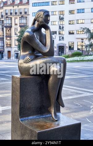 La pensadora, le penseur, 1999, José Luis Fernández, place Carbayón, Oviedo, Asturies, Espagne, Banque D'Images