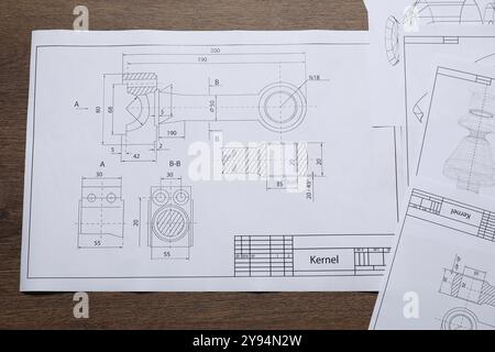 Différents dessins architecturaux sur table en bois, vue de dessus Banque D'Images