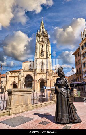 La Regenta, sculpture de Mauro Alvarez, Plaza Alfonso II El Casto, Cathédrale, Oviedo, Asturies, Espagne Banque D'Images