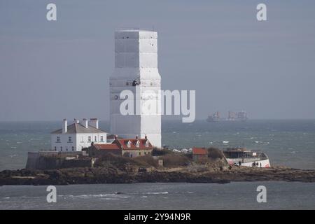 Whitley Bay, Angleterre, 6 octobre 2024. Le phare de l'île Sainte-Marie est recouvert d'échafaudages et de bâches pour permettre des rénovations. Crédit : Colin Edwards Banque D'Images