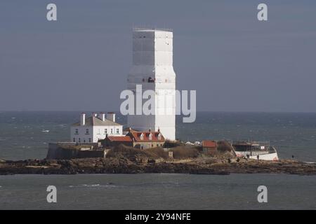Whitley Bay, Angleterre, 6 octobre 2024. Le phare de l'île Sainte-Marie est recouvert d'échafaudages et de bâches pour permettre des rénovations. Crédit : Colin Edwards Banque D'Images