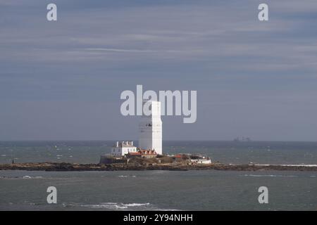 Whitley Bay, Angleterre, 6 octobre 2024. Le phare de l'île Sainte-Marie est recouvert d'échafaudages et de bâches pour permettre des rénovations. Crédit : Colin Edwards Banque D'Images
