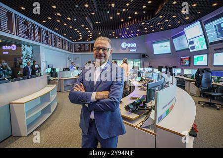 Darmstadt, Allemagne. 07 octobre 2024. Josef Aschbacher, directeur général de l'Agence spatiale européenne (ESA), se tient dans la salle de contrôle. Crédit : Andreas Arnold/dpa/Alamy Live News Banque D'Images