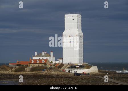Whitley Bay, Angleterre, 6 octobre 2024. Le phare de l'île Sainte-Marie est recouvert d'échafaudages et de bâches pour permettre des rénovations. Crédit : Colin Edwards Banque D'Images