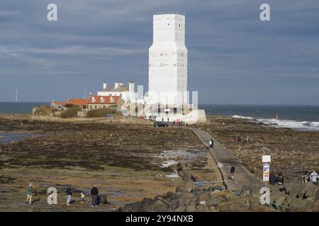 Whitley Bay, Angleterre, 6 octobre 2024. Le phare de l'île Sainte-Marie est recouvert d'échafaudages et de bâches pour permettre des rénovations. Crédit : Colin Edwards Banque D'Images