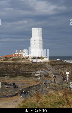 Whitley Bay, Angleterre, 6 octobre 2024. Le phare de l'île Sainte-Marie est recouvert d'échafaudages et de bâches pour permettre des rénovations. Crédit : Colin Edwards Banque D'Images