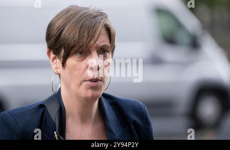 Londres, Royaume-Uni. 8 octobre 2024. Ministres et fonctionnaires au bureau du Cabinet 70 Whitehall London pour le Conseil de sécurité nationale Jess Phillips MP sous-secrétaire d'État parlementaire à la protection et à la violence à l'égard des femmes et des filles crédit : Ian Davidson/Alamy Live News Banque D'Images