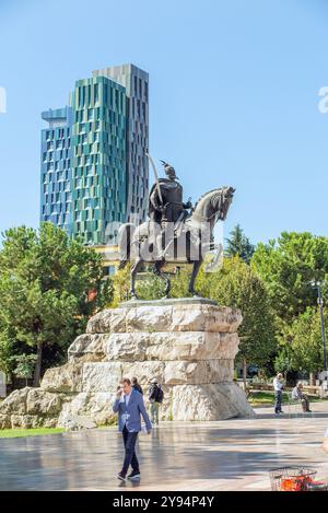 Place Skanderbeg avec monument à Skanderbeg, de son vrai nom George Castriot, 1405 – 1468. Alban maison en arrière-plan Banque D'Images