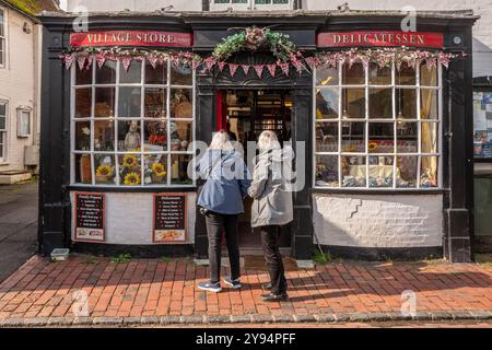 Alfriston, 3 octobre 2024 : les magasins du village à Waterloo Square Banque D'Images