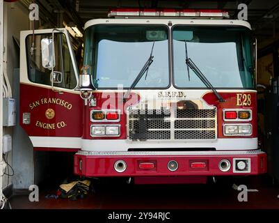 San Francisco Fire Department Engine à la station 28, North Beach - Telegraph Hill. Banque D'Images