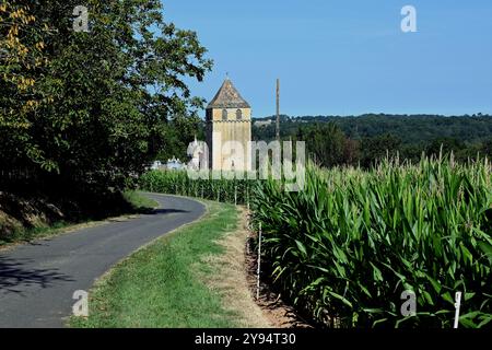 Le clocher de l'église de Christophe est situé dans la campagne agricole de Montferrand-du-Périgord en Nouvelle Aquitaine. Banque D'Images