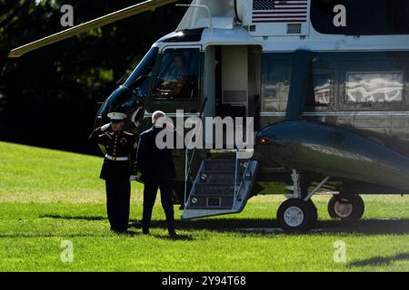 Le président AMÉRICAIN Joe Biden, à droite, salue sur la pelouse sud de la Maison Blanche avant d'embarquer sur Marine One à Washington, DC, États-Unis, mardi 8 octobre, 2024. M. Biden annoncera un plan visant à remplacer toutes les conduites en plomb du pays au cours des 10 prochaines années, en promettant une contribution supplémentaire de 2,6 milliard de dollars de l'Agence de protection de l'environnement pour améliorer l'approvisionnement en eau potable, lors d'une visite dans l'État du Wisconsin, champ de bataille électoral. Photo Tierney L. Cross/Pool/ABACAPRESS. COM Credit : Abaca Press/Alamy Live News Banque D'Images