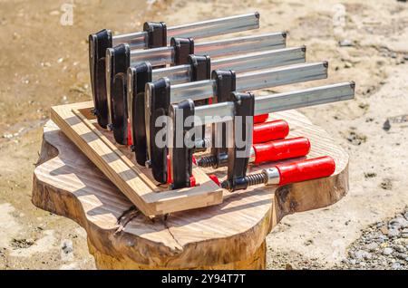 Les pinces sont fixées sur un cadre en bois, collage de planches en bois Banque D'Images