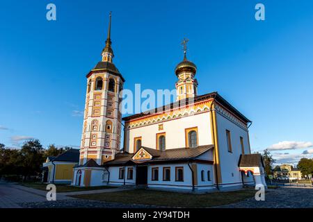 Église de la Résurrection, alias Église de la Résurrection au marché, avec façade décorée et clochers, Souzdal, Russie Banque D'Images