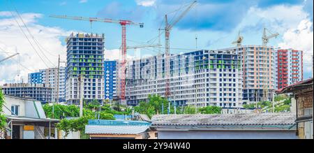 Construction de nouvelles maisons modernes dans un quartier résidentiel Banque D'Images