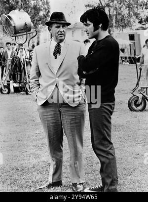 Colonel Tom Parker et Elvis Presley sur un tournage en 1969 Banque D'Images