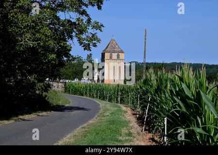 Le clocher de l'église de Christophe est situé dans la campagne agricole de Montferrand-du-Périgord en Nouvelle Aquitaine. Banque D'Images