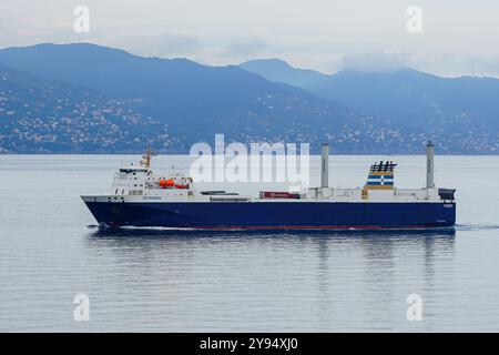 Gênes, Italie - 27 mai 2024 : le cargo Ro-Ro Estraden approche du port de Gênes Banque D'Images