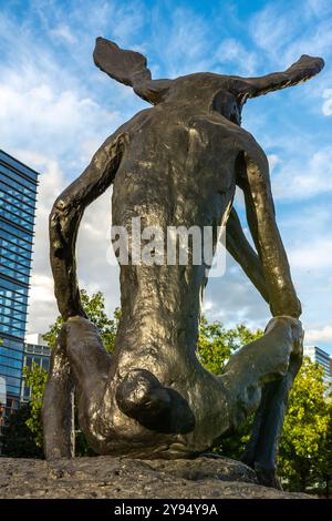 Des Moines, Iowa, USA - 16 septembre 2024 - Barry Flanagan (Britannique, 1941-2009) penseur sur un Rock 1997 Bronze Banque D'Images