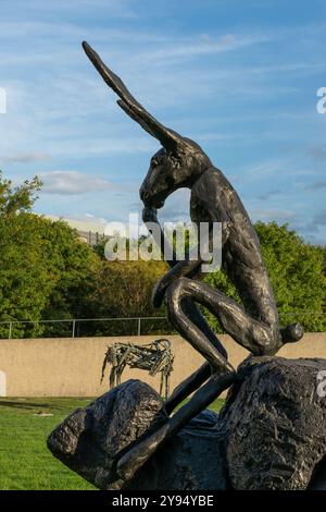 Des Moines, Iowa, USA - 16 septembre 2024 - Barry Flanagan (Britannique, 1941-2009) penseur sur un Rock 1997 Bronze Banque D'Images