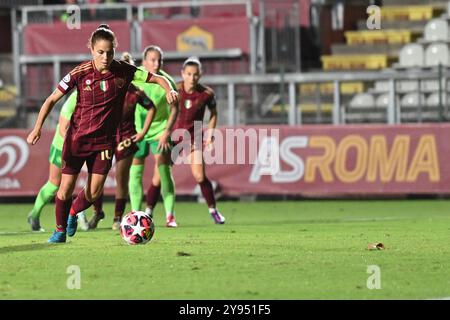 Stadio Tre Fontane, Rome, Italie. 8 octobre 2024. UEFA Womens Champions League Football, Roma contre Wolfsburg ; Manuela Giugliano de L'AS Roma marque le but de penalty pour 1-0 à la 14e minute crédit : action plus Sports/Alamy Live News Banque D'Images