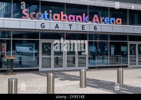 Toronto, ON, Canada – 29 juillet 2024 : logo et enseigne du stade Scotiabank Arena au centre-ville de Toronto. Banque D'Images