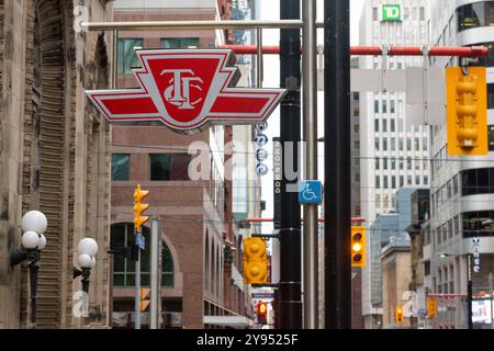 Toronto, ON, Canada – 17 décembre 2022 : le signe de la compagnie de transport de la Toronto Transit Commission au centre-ville de Toronto Banque D'Images