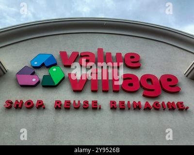 Toronto, ON, Canada - 3 avril 2024 : vue à l'affiche du logo du magasin Value Village Banque D'Images