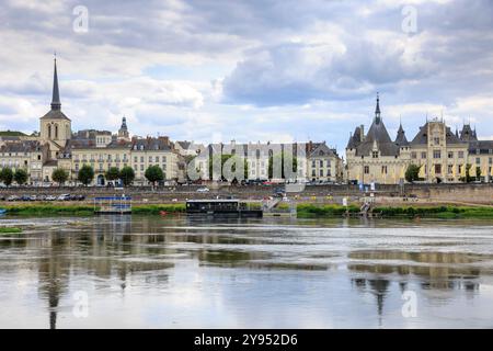 Ville de Saumur, France, située au bord de la Loire sous un beau paysage nuageux pendant la journée. Banque D'Images