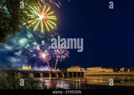 Feu d'artifice dans la nuit le jour de l'indépendance 14 juillet quatorze juillet, Saumur, France Banque D'Images