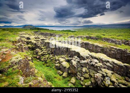 Rift tectonique à la jonction des plaques eurasienne et nord-américaine Hrafnagjá dans le parc national de Þingvellir, Islande Banque D'Images