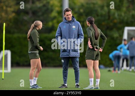 Gareth Taylor, manager de Manchester City Women, parle avec ses joueuses lors de la séance d'entraînement ouverte de la ligue Manchester City Women Champions au stade joie, Manchester, Royaume-Uni, le 8 octobre 2024 (photo de Cody Froggatt/News images) Banque D'Images