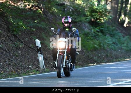 Altenkirchen Themenfoto : Automobil, Oldtimer, Veteranen, Klassiker, Raritaeten, Deutschland, Rhénanie-Palatinat, Altenkirchen, MSc Altenkirchen, 44. ADAC Raiffeisen-Veteranenfahrt, 05.10.2024 Kawasaki EL250B, BJ. 1992 Themenfoto : Automobil, Oldtimer, Veteranen, Klassiker, Raritaeten, Deutschland, Rhénanie-Palatinat, Altenkirchen, MSc Altenkirchen, 44. ADAC Raiffeisen-Veteranenfahrt, 05.10.2024 *** Altenkirchen thème photo automobile, voitures anciennes, anciens combattants, classiques, raretés, Allemagne, Rhénanie-Palatinat, Altenkirchen, MSc Altenkirchen, 44 ADAC Raiffeisen Veteranenfahrt, 05 10 2024 Kawasaki EL250B Banque D'Images