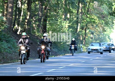 Altenkirchen Themenfoto : Automobil, Oldtimer, Veteranen, Klassiker, Raritaeten, Deutschland, Rhénanie-Palatinat, Altenkirchen, MSc Altenkirchen, 44. ADAC Raiffeisen-Veteranenfahrt, 05.10.2024 Oldtimer Motorrader BEI einer Ausfahrt im Westerwald Themenfoto : Automobil, Oldtimer, Veteranen, Klassiker, Raritaeten, Deutschland, Rhénanie-Palatinat, Altenkirchen, MSc Altenkirchen, 44. ADAC Raiffeisen-Veteranenfahrt, 05.10.2024 *** Altenkirchen thème photo automobiles, voitures anciennes, vétérans, classiques, raretés, Allemagne, Rhénanie-Palatinat, Altenkirchen, MSc Altenkirchen, 44 ADAC Raiffeisen Veteranenfahrt Banque D'Images