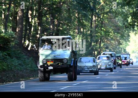 Altenkirchen Themenfoto : Automobil, Oldtimer, Veteranen, Klassiker, Raritaeten, Deutschland, Rhénanie-Palatinat, Altenkirchen, MSc Altenkirchen, 44. ADAC Raiffeisen-Veteranenfahrt, 05.10.2024 Mercedes Unimog 421 BJ. 1966 vor einer Reihe Oldtimer Themenfoto : Automobil, Oldtimer, Veteranen, Klassiker, Raritaeten, Deutschland, Rhénanie-Palatinat, Altenkirchen, MSc Altenkirchen, 44. ADAC Raiffeisen-Veteranenfahrt, 05.10.2024 *** Altenkirchen thème photo Automobil, Oldtimer, Veteranen, Klassiker, Raritaeten, Deutschland, Rheinland Pfalz, Altenkirchen, MSc Altenkirchen, 44 ADAC Raiffeisen Veteranenfahrt, Banque D'Images