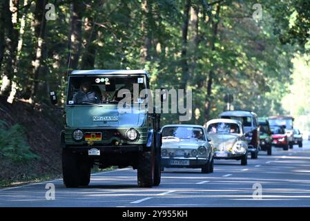 Altenkirchen Themenfoto : Automobil, Oldtimer, Veteranen, Klassiker, Raritaeten, Deutschland, Rhénanie-Palatinat, Altenkirchen, MSc Altenkirchen, 44. ADAC Raiffeisen-Veteranenfahrt, 05.10.2024 Mercedes Unimog 421 BJ. 1966 vor einer Reihe Oldtimer Themenfoto : Automobil, Oldtimer, Veteranen, Klassiker, Raritaeten, Deutschland, Rhénanie-Palatinat, Altenkirchen, MSc Altenkirchen, 44. ADAC Raiffeisen-Veteranenfahrt, 05.10.2024 *** Altenkirchen thème photo Automobil, Oldtimer, Veteranen, Klassiker, Raritaeten, Deutschland, Rheinland Pfalz, Altenkirchen, MSc Altenkirchen, 44 ADAC Raiffeisen Veteranenfahrt, Banque D'Images