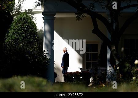 Le président des États-Unis Joe Biden quitte le bureau ovale de la Maison Blanche avant d'embarquer sur Marine One à Washington, DC, États-Unis, mardi 8 octobre, 2024. M. Biden annoncera un plan visant à remplacer toutes les conduites en plomb du pays au cours des 10 prochaines années, en promettant une contribution supplémentaire de 2,6 milliard de dollars de l'Agence de protection de l'environnement pour améliorer l'approvisionnement en eau potable, lors d'une visite dans l'État du Wisconsin, champ de bataille électoral. Crédit : Tierney L. Cross/Pool via CNP/MediaPunch Banque D'Images